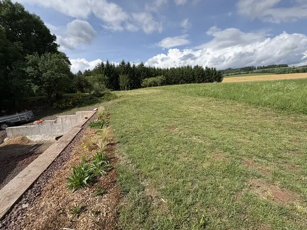 Travnatá plocha zahrady s výhledem do polí