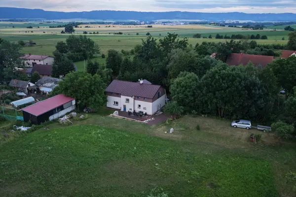 Chata z dronu – Broumovské stěny na obzoru
