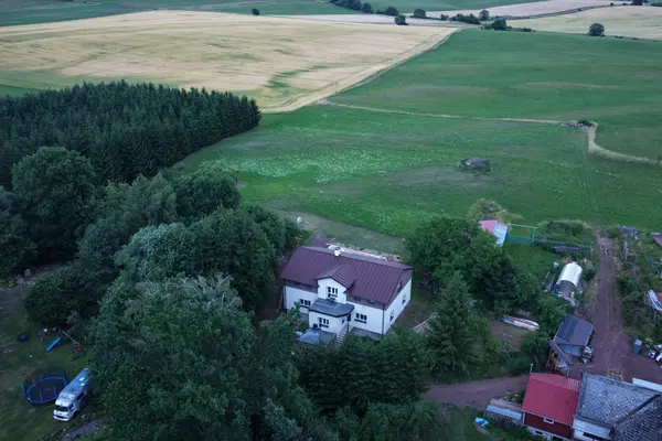 Chata mezi loukami a lesy – letecký pohled