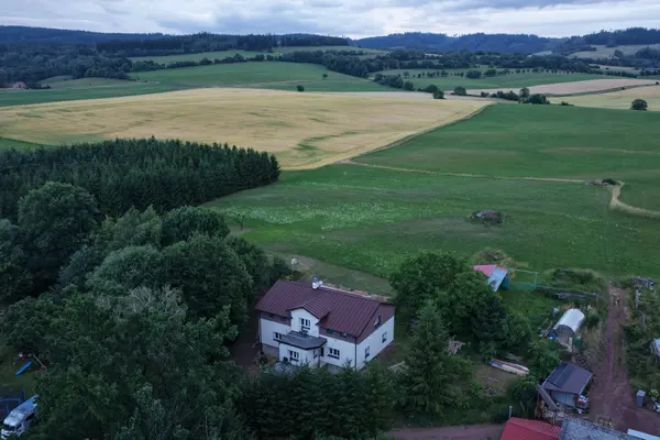 Večerní letecký pohled na chatu