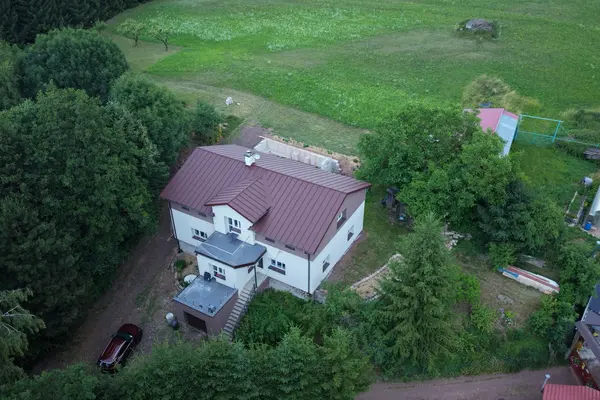 Chata a zahrada z výšky