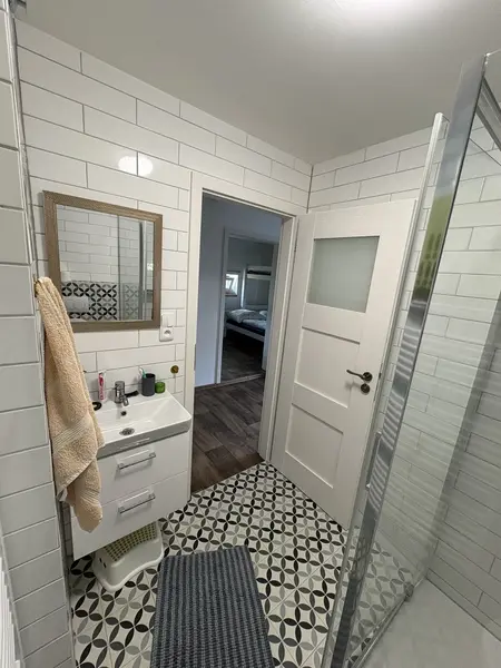 Apartmán 2 – koupelna se sprchovým koutem
