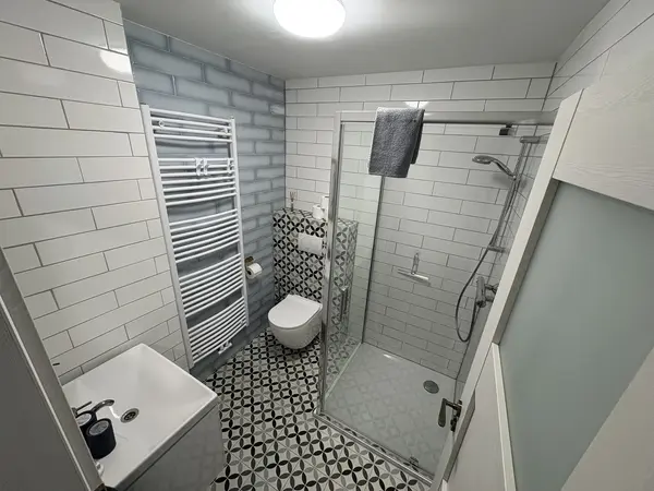 Apartmán 3 – koupelna se sprchovým koutem
