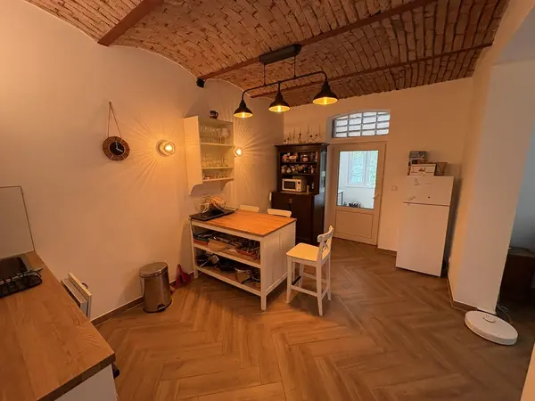 Společná kuchyň s barem, druhý pohled