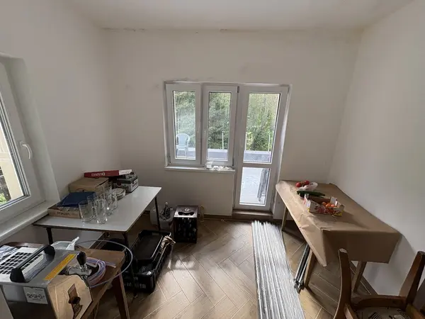 Zádveří společenské místnosti